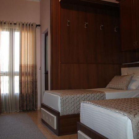Hotel Hasmegaj Mahall' e Kryethuit エクステリア 写真