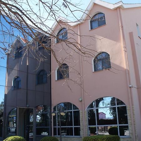 Hotel Hasmegaj Mahall' e Kryethuit エクステリア 写真