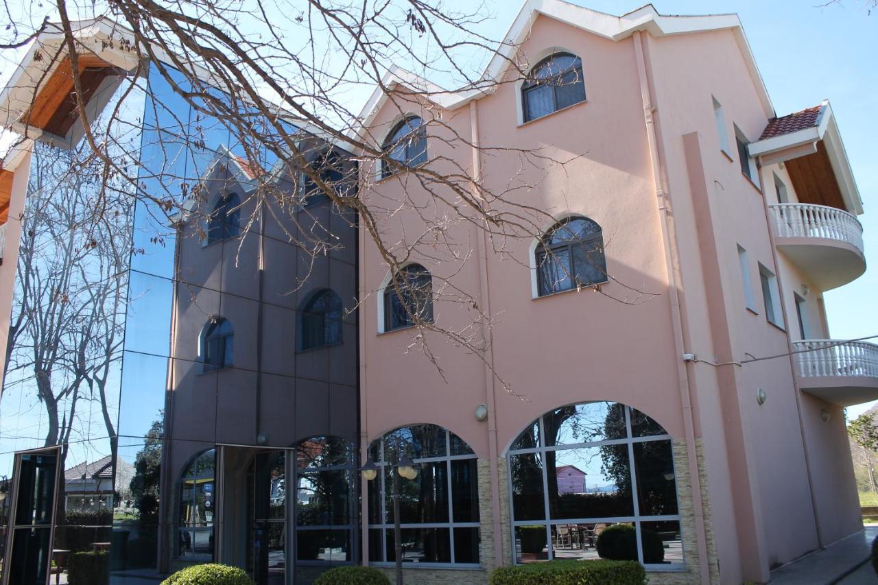 Hotel Hasmegaj Mahall' e Kryethuit エクステリア 写真