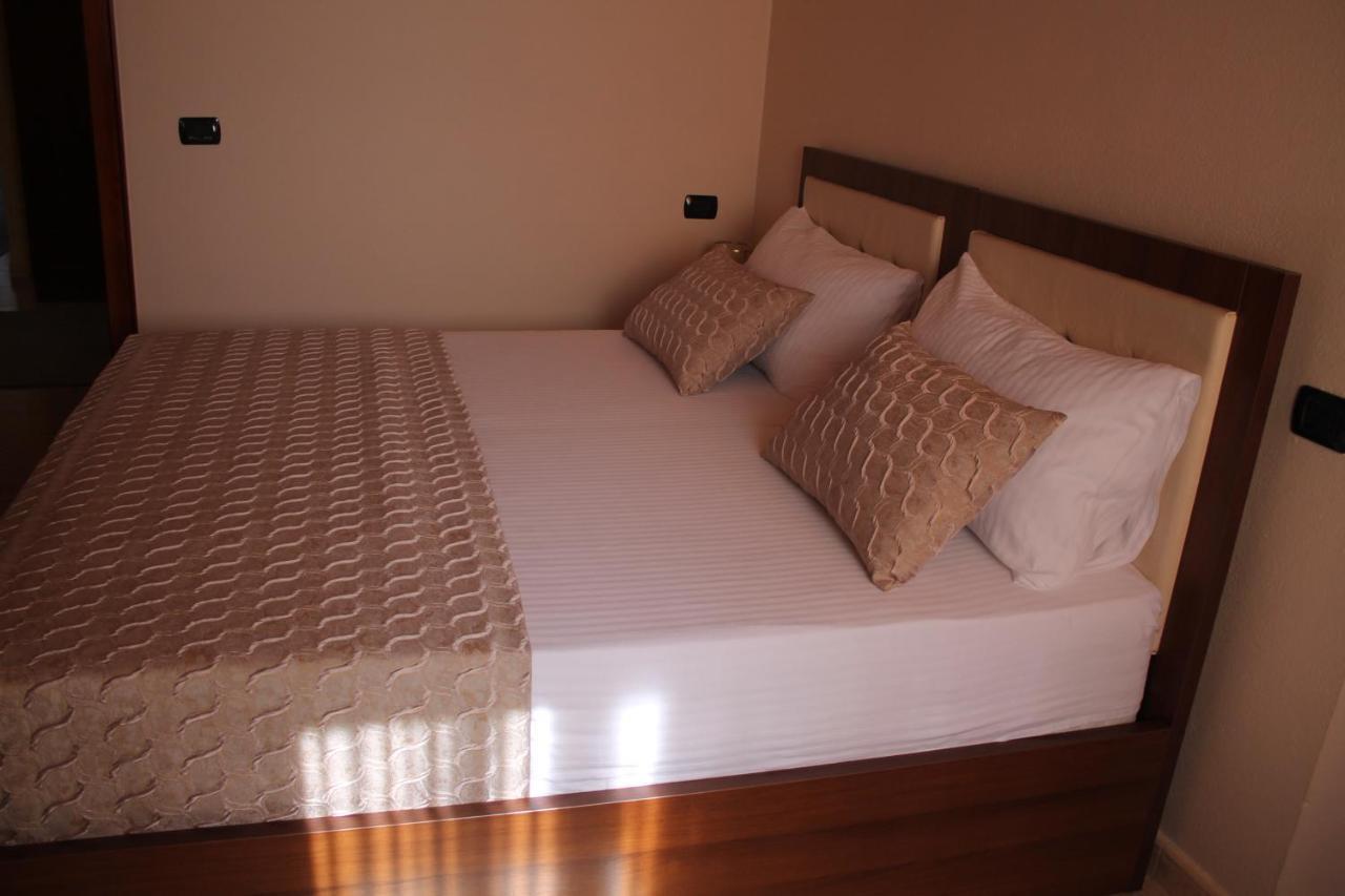 Hotel Hasmegaj Mahall' e Kryethuit エクステリア 写真