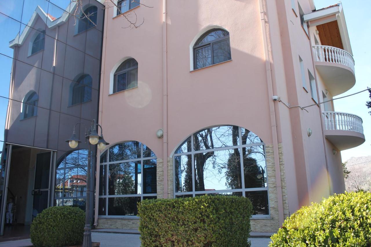 Hotel Hasmegaj Mahall' e Kryethuit エクステリア 写真