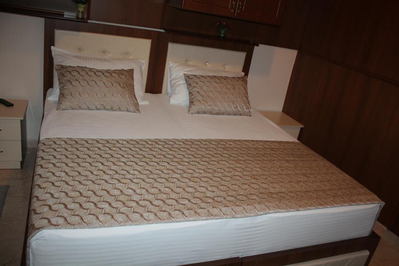 Hotel Hasmegaj Mahall' e Kryethuit エクステリア 写真
