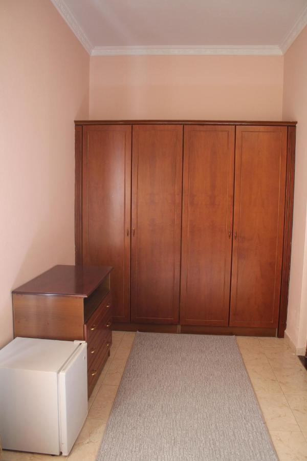 Hotel Hasmegaj Mahall' e Kryethuit エクステリア 写真