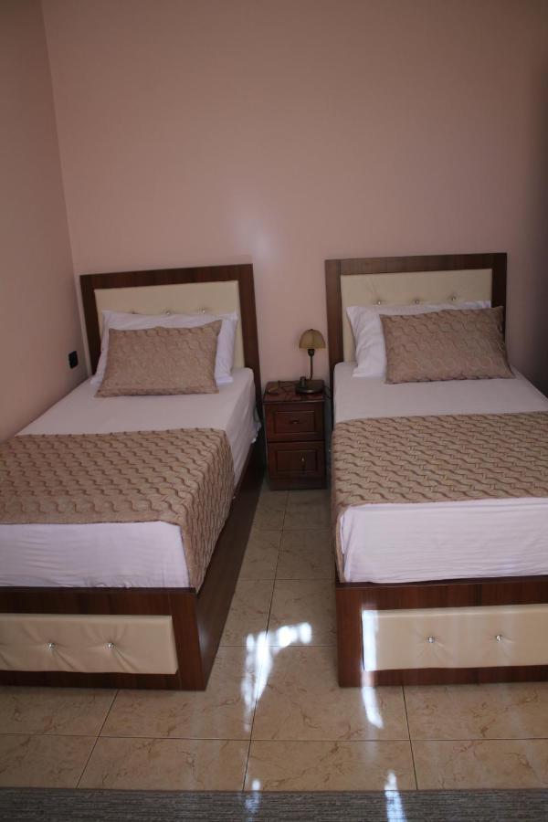 Hotel Hasmegaj Mahall' e Kryethuit エクステリア 写真