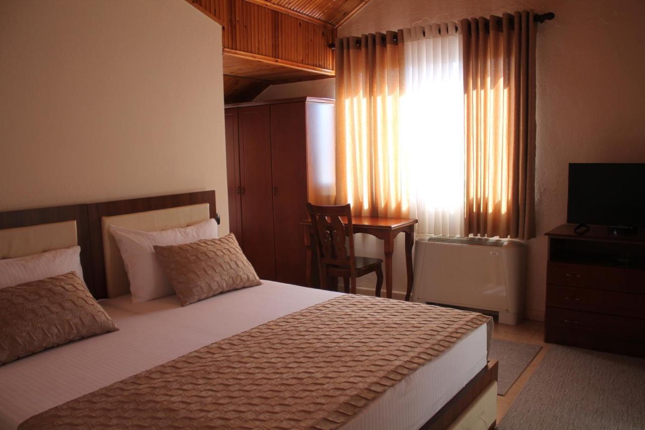 Hotel Hasmegaj Mahall' e Kryethuit エクステリア 写真