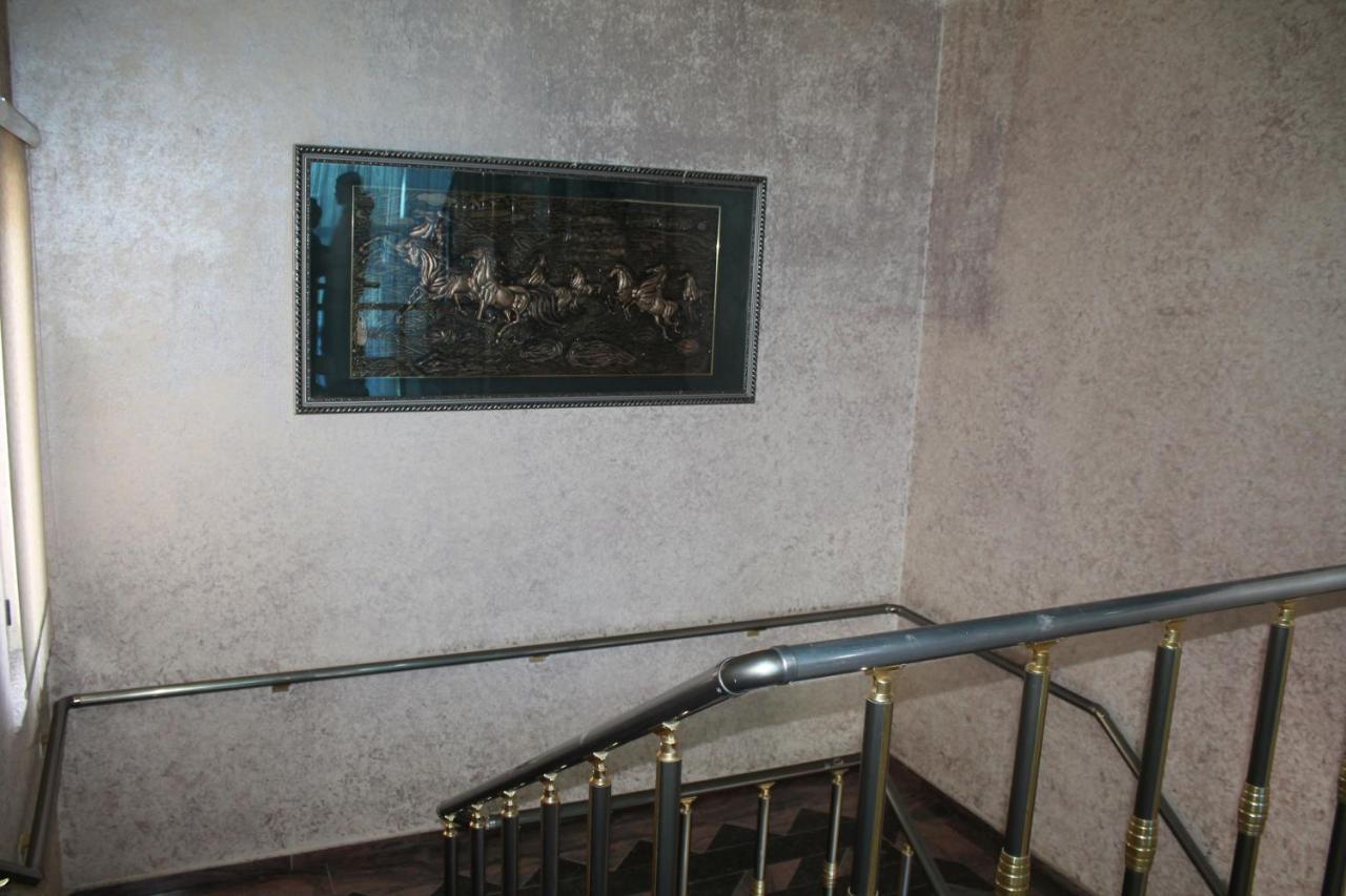 Hotel Hasmegaj Mahall' e Kryethuit エクステリア 写真