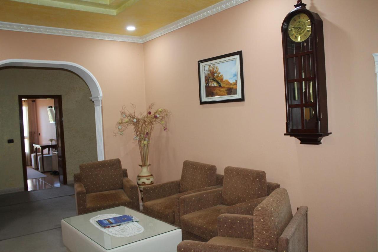Hotel Hasmegaj Mahall' e Kryethuit エクステリア 写真