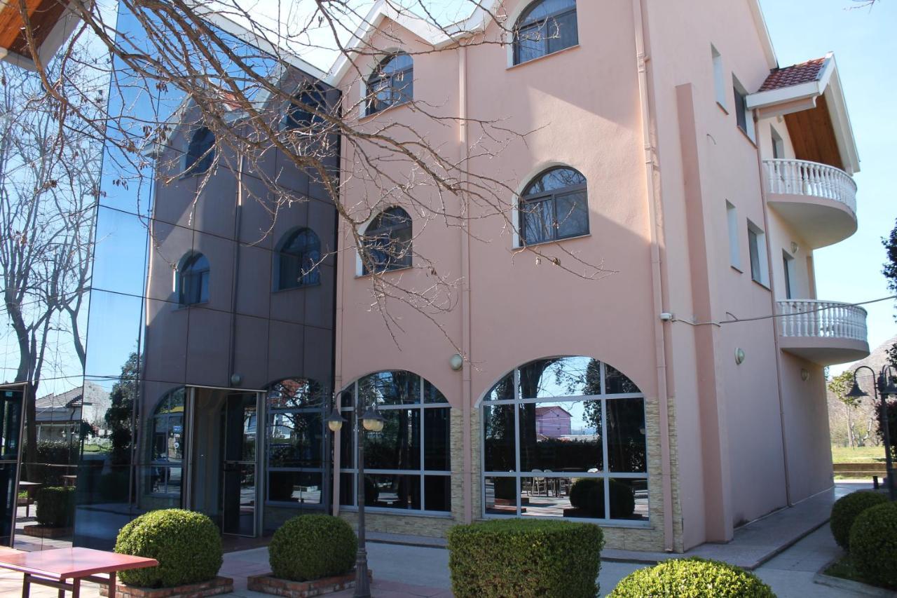 Hotel Hasmegaj Mahall' e Kryethuit エクステリア 写真
