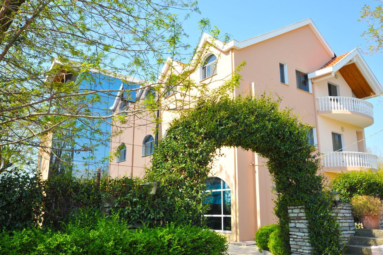Hotel Hasmegaj Mahall' e Kryethuit エクステリア 写真