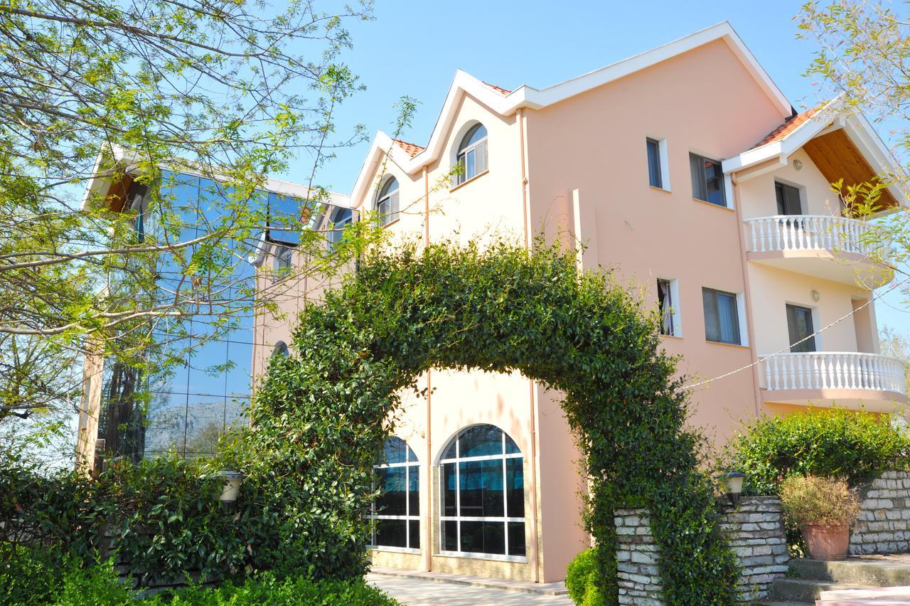 Hotel Hasmegaj Mahall' e Kryethuit エクステリア 写真